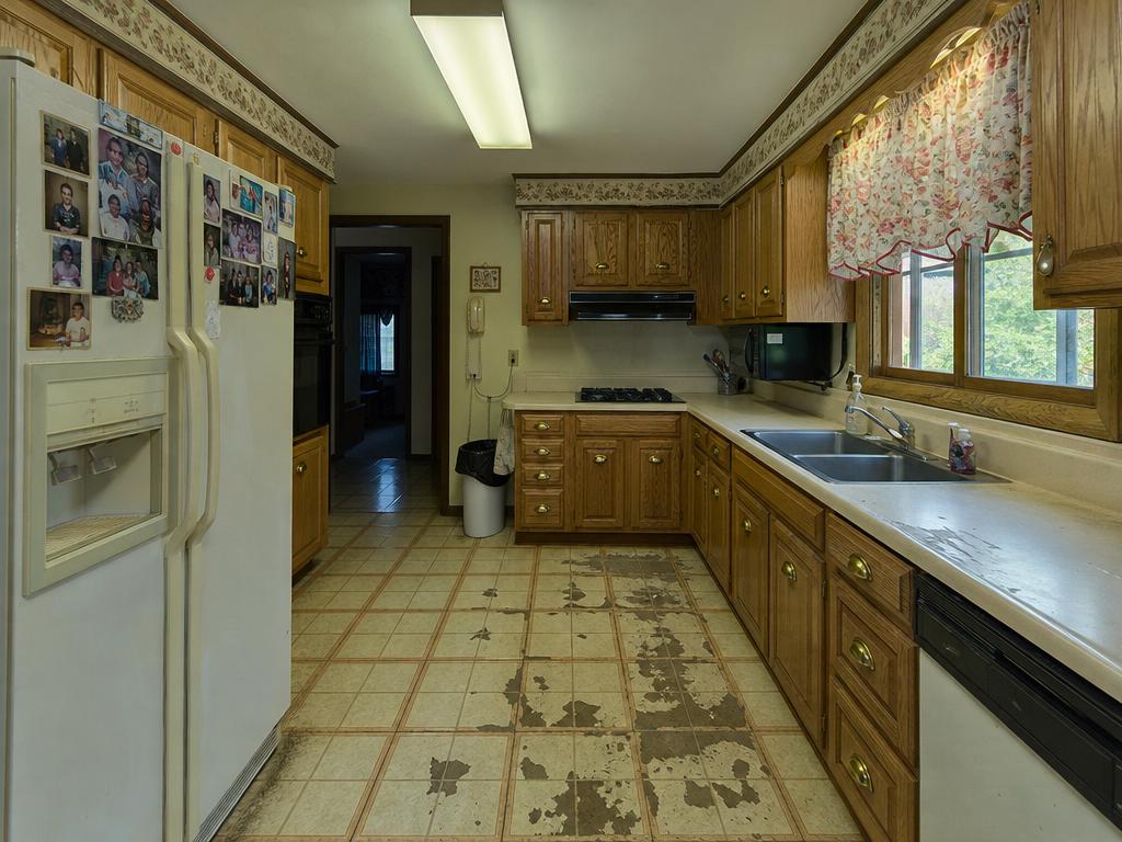 Fixer-Upper — empty room before Vestaro staging